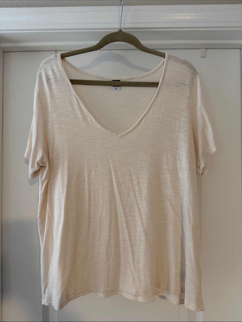 Old Navy Cream V-Neck Short Sleeve Tee